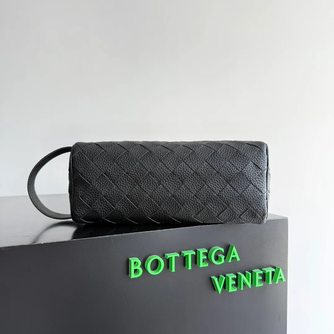Batch 1260 BOTTEGA VENETA 2024 new INTRECCIATO classic toiletry bag, the choice of discerning people. The low-key luxury quality is the interpretation of its brand. If you like low-key BV, it is the first choice~~ Style number: 729295 Size: 26*13*10cm